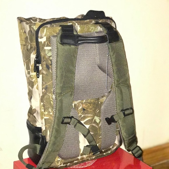 Tumi cove back pack leaf camo - Picture 2 of 6